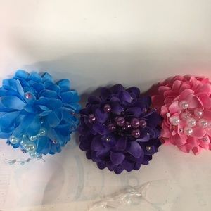 I’m selling girl hair clips set of three